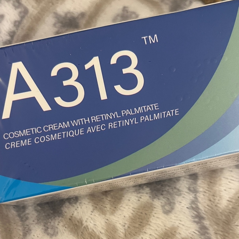 Cosmetic Cream with Retinyl Palmitate - Blue